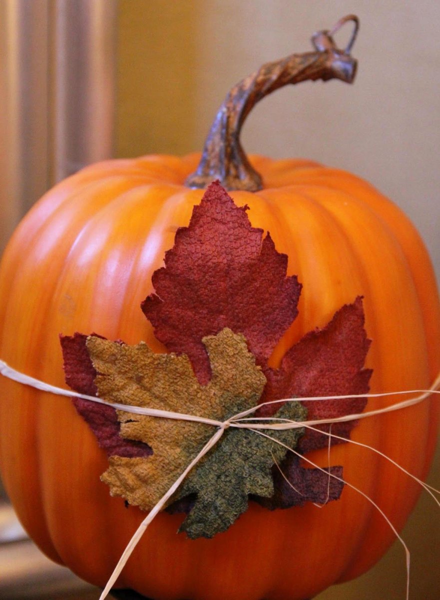 Осенний праздник тыквы. Осенняя композиция с тыквой. Поделка из тыквы и листьев. Украшаем тыкву к празднику осени. Украшения тыковки на праздник осени.