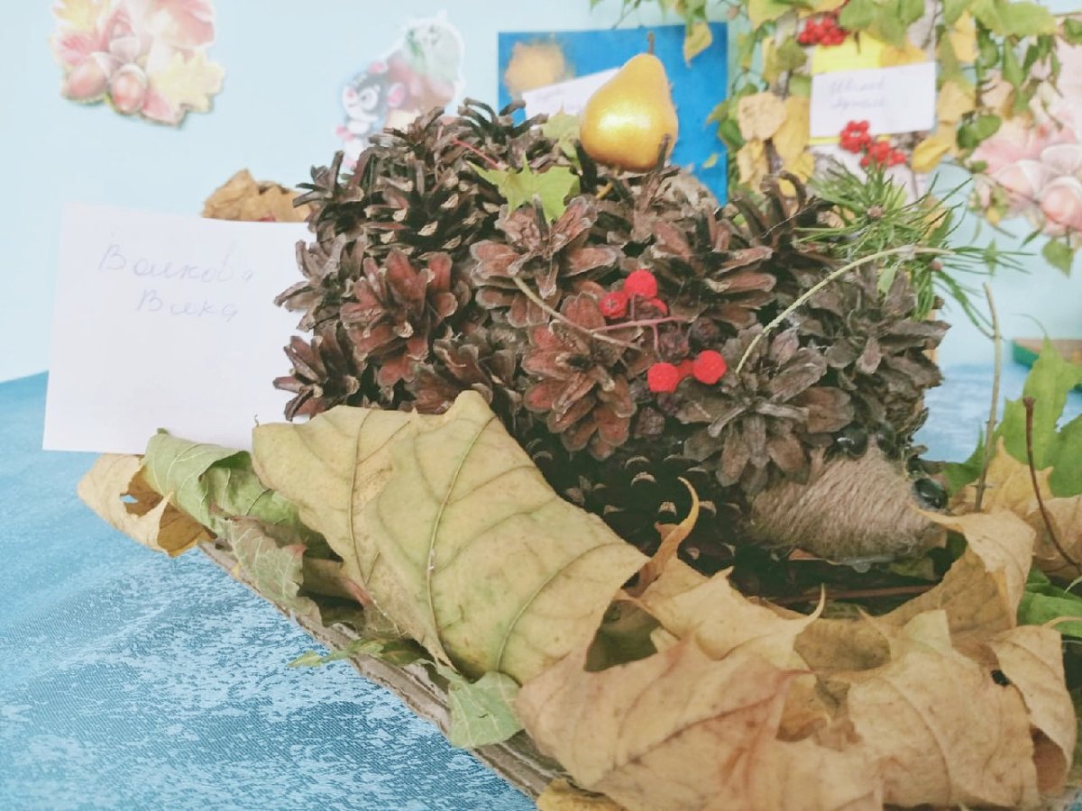 Осенняя поделка из коры и листьев