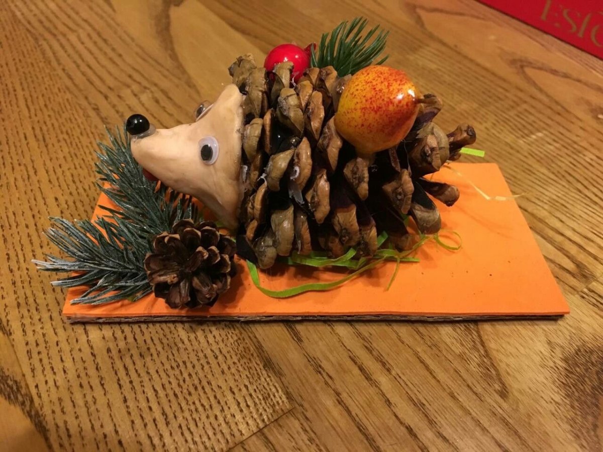 Ёжик из шишек и пластилина