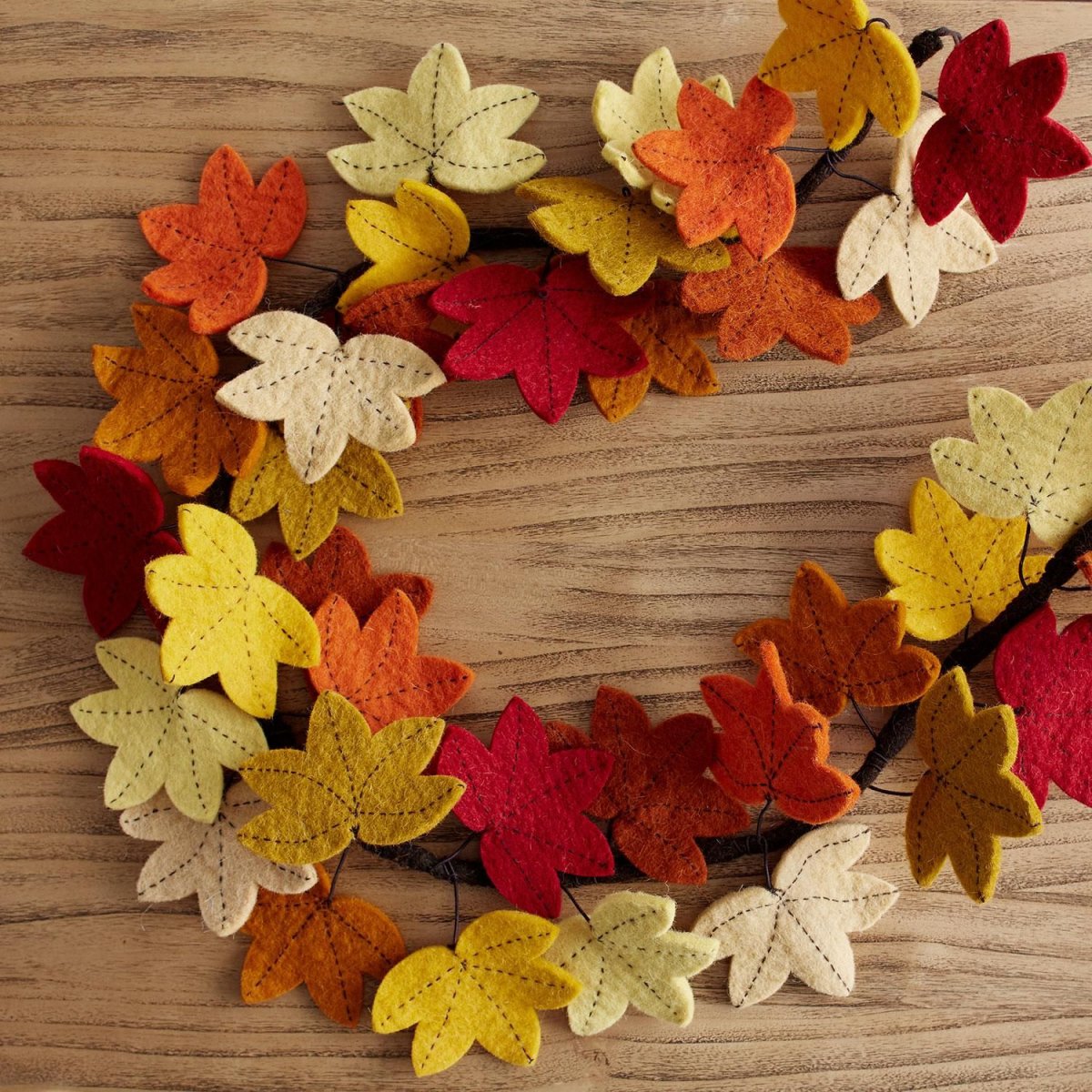 Осенняя поделка из фетра и листьев
