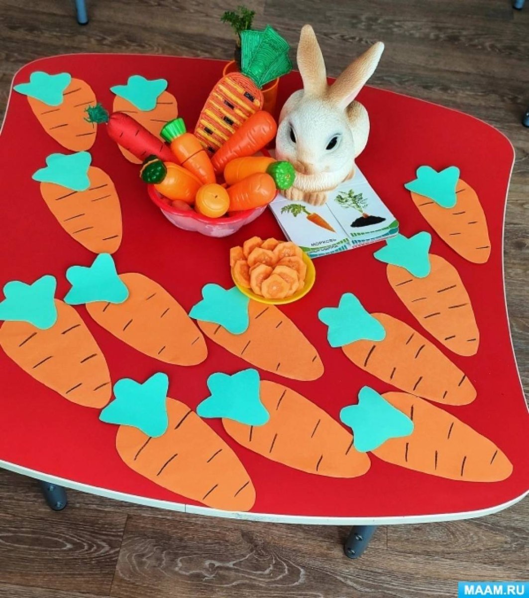 День морковки в детском саду. Аппликация морковка. Морковка аппликация для детей. Угощение для зайчика. Объемная аппликация морковки из бумаги.