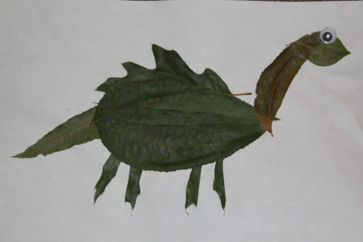 Дракон из осенних листьев