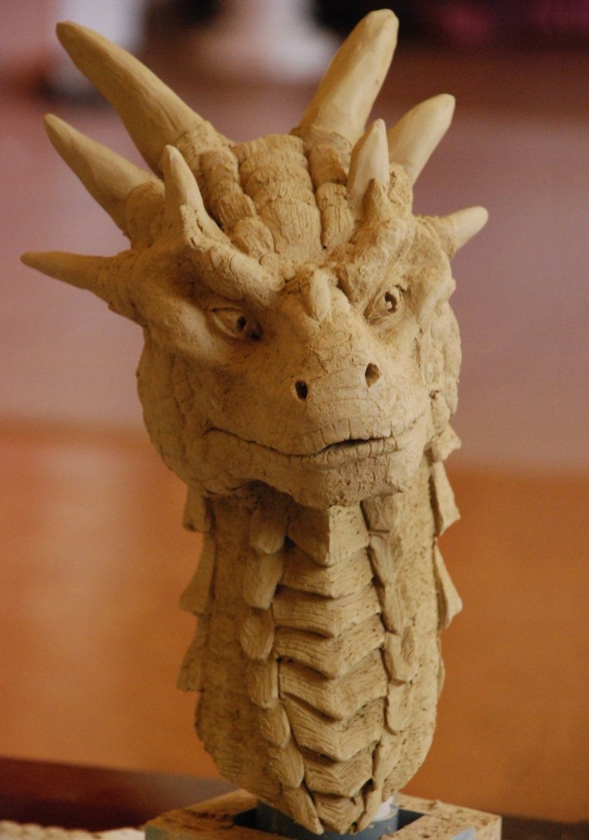 Голова дракона из дерева