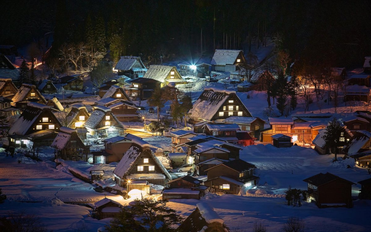 Деревня ночью зимой в новый год