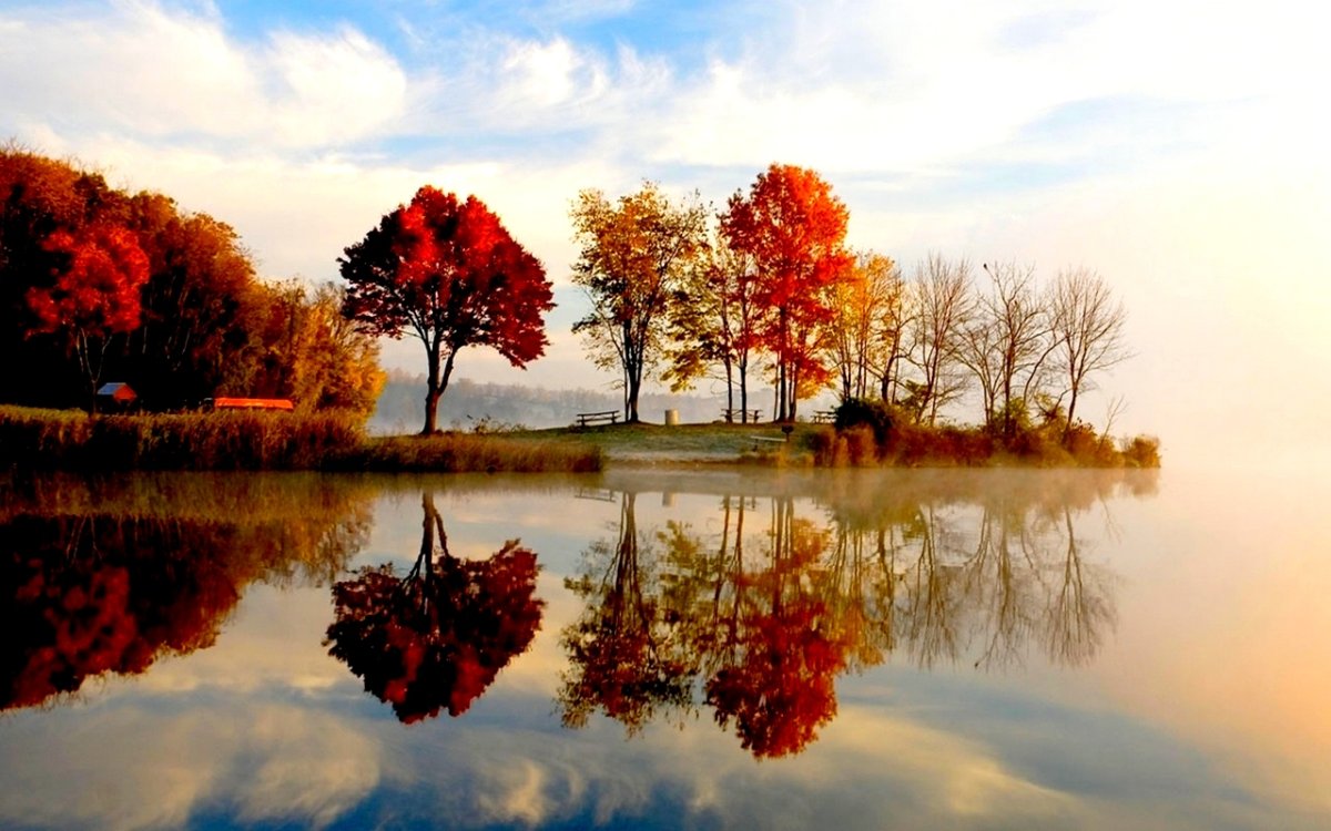 Осенний пейзаж с отражением