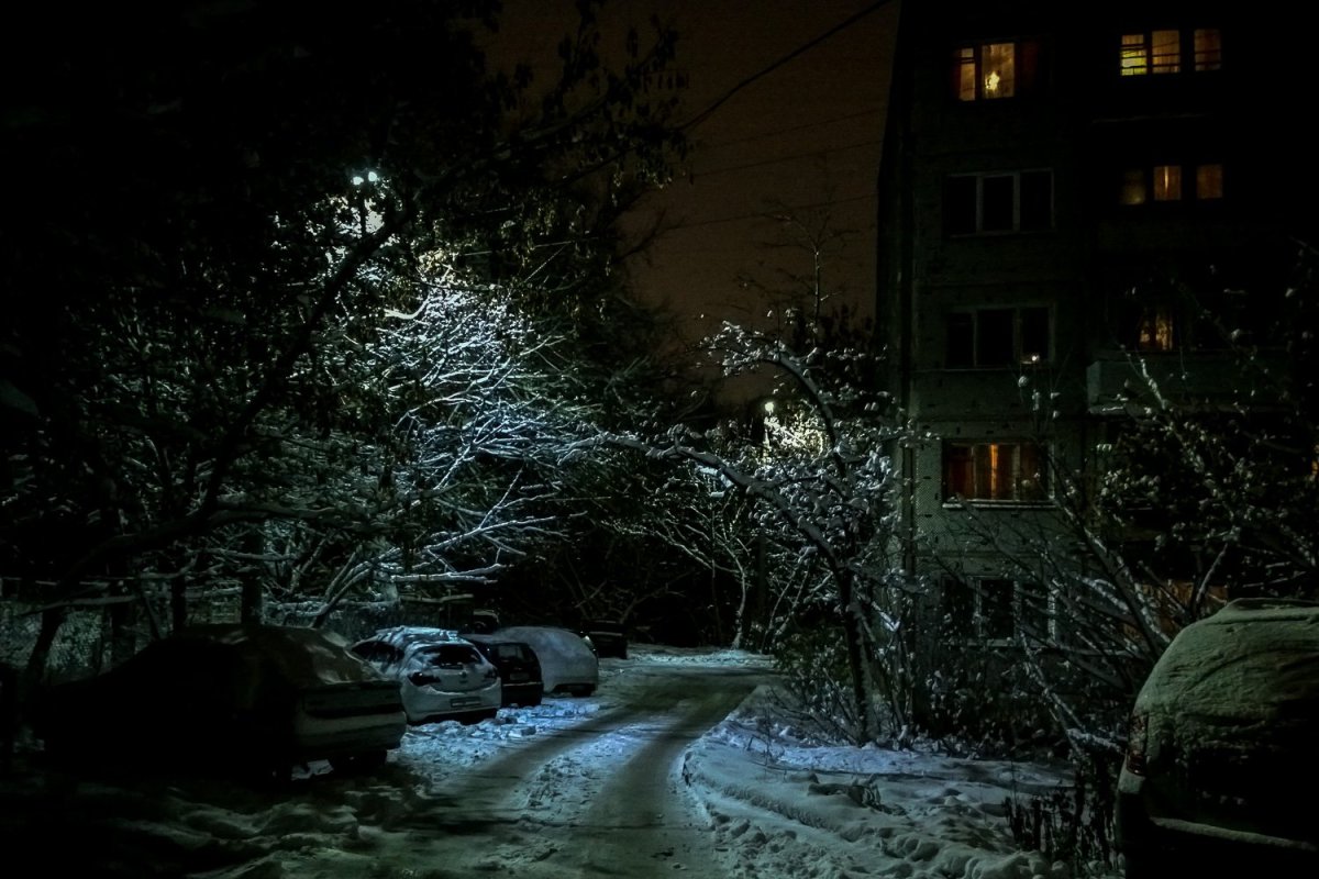 Зимний двор ночью