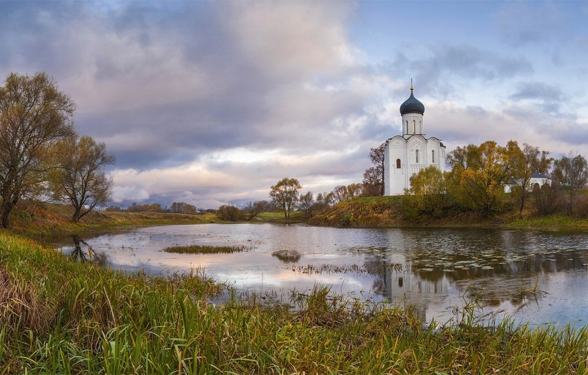 Храм на Нерли осень