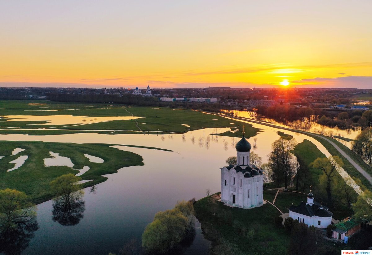 Храм Покрова на Нерли осень