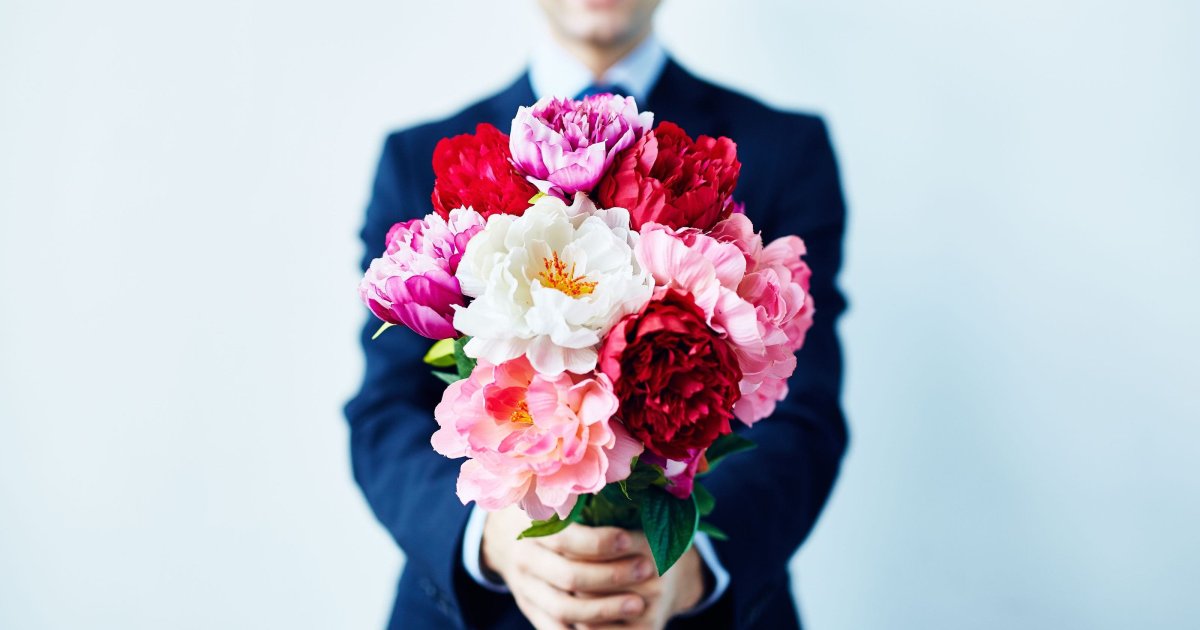 Цветы в руках мужчины