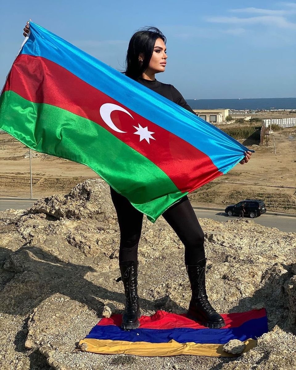 Азер большой. Азербайджан. Азербайджанские девушки. Девушка с азербайджанским флагом. Красивые азербайджанки.