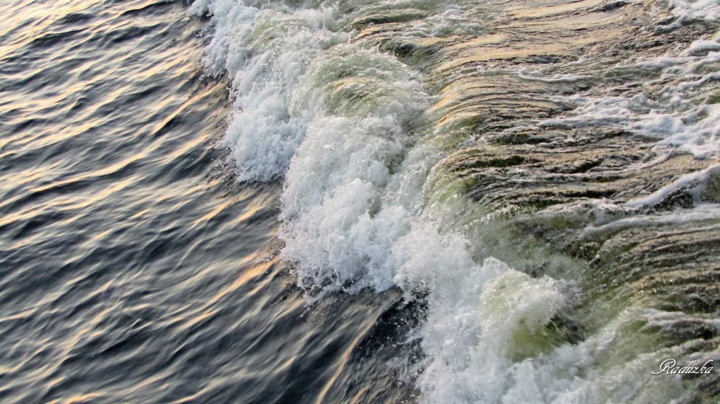 Вода в волне движется. Шторм на Волге Самара. Речная волна. Речка с волнами. Шторм на реке.