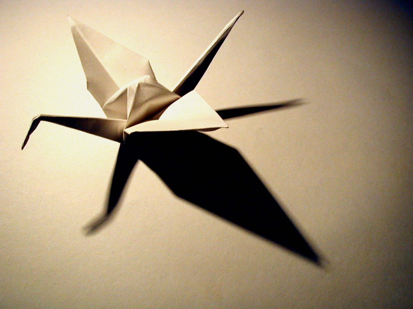 Бумажный журавлик символ