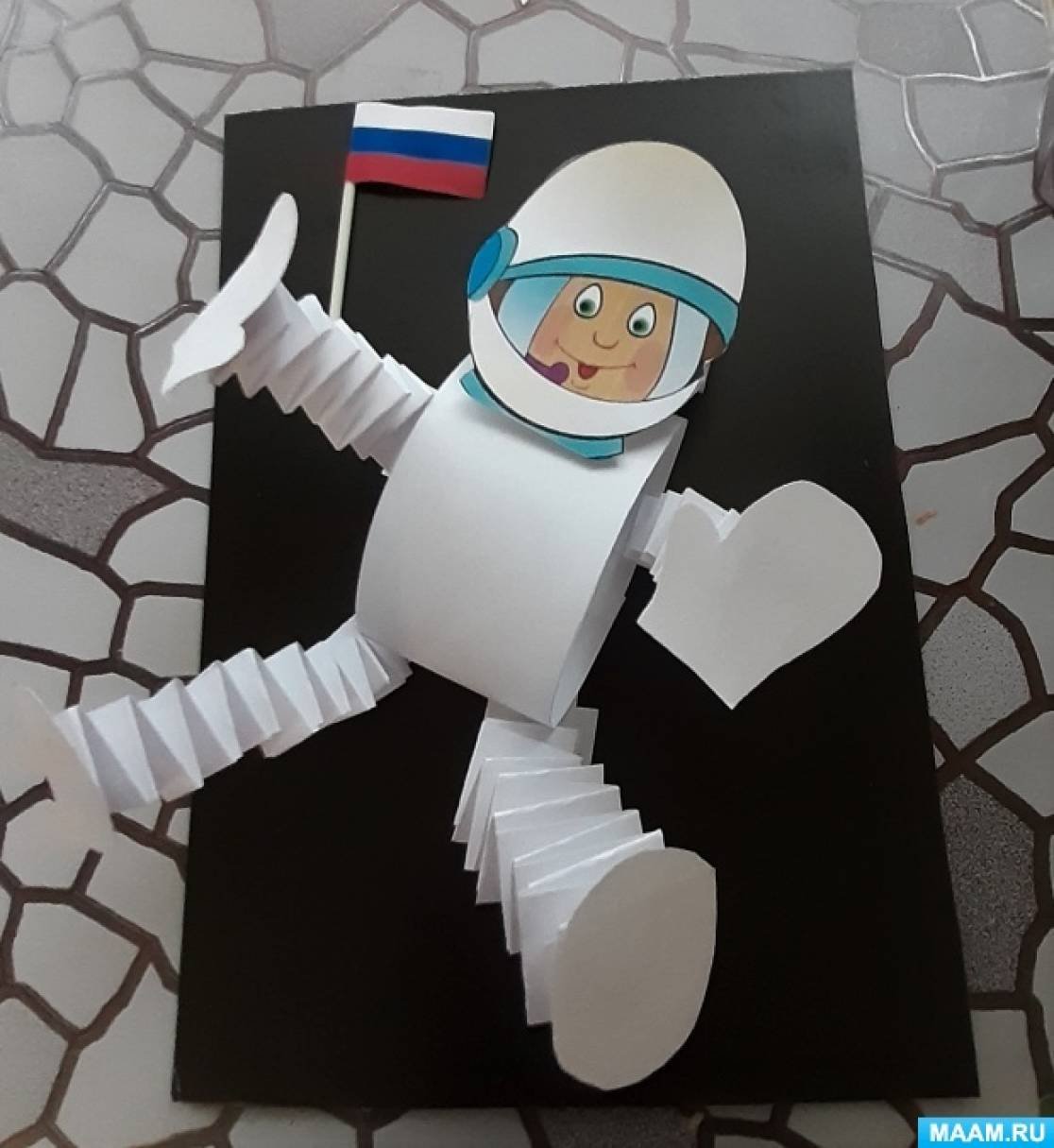 Космонавт своими руками в детский сад. Поделка космонавт. Поделка ко Дню космонавтики.