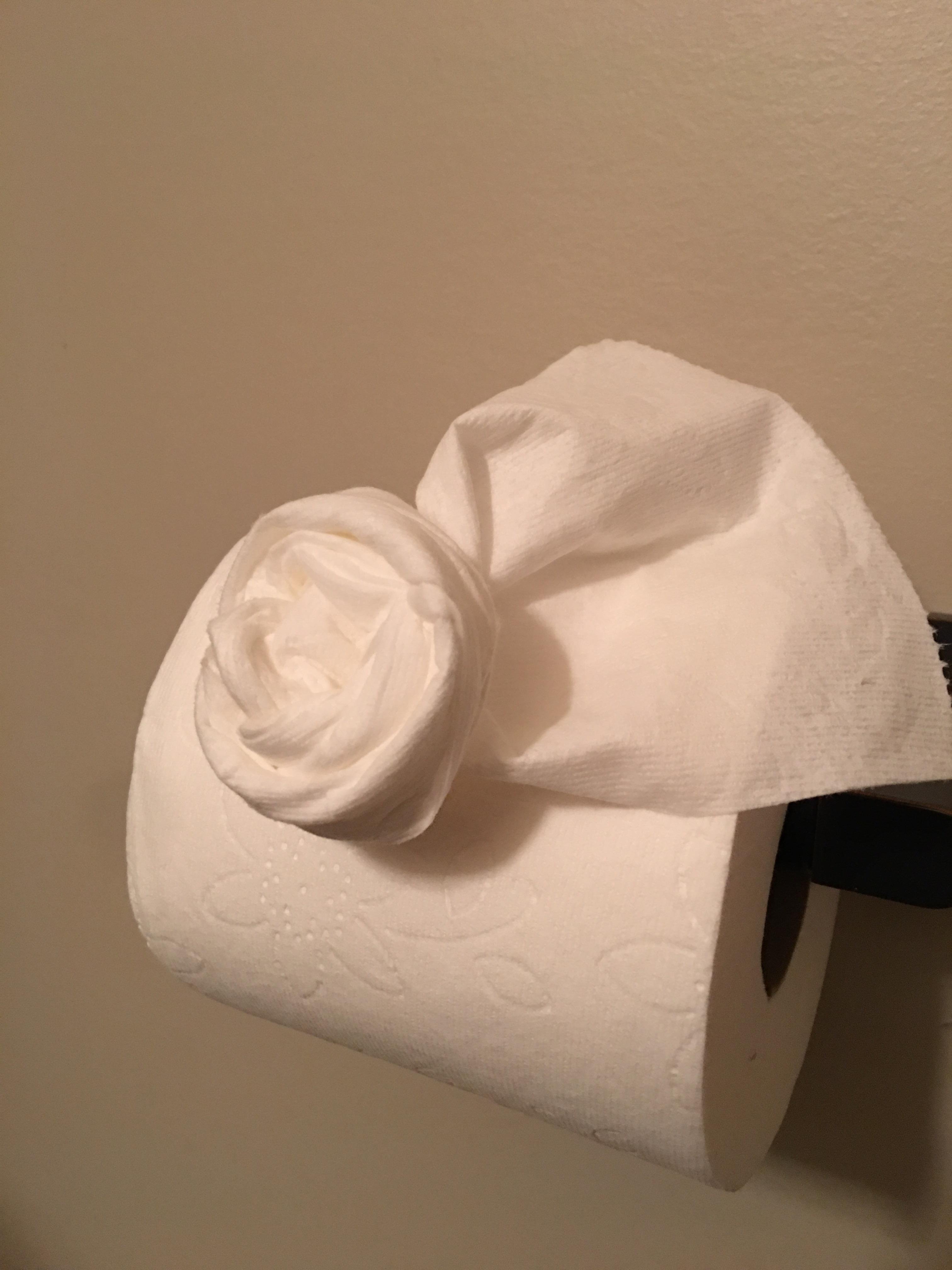 Букет из туалетной бумаги. Цветы из туалетной бумаги. Розы из туалетной бумаги. Поделки из туалетной бумаги цветы. Рочки из туалетной бумаги.