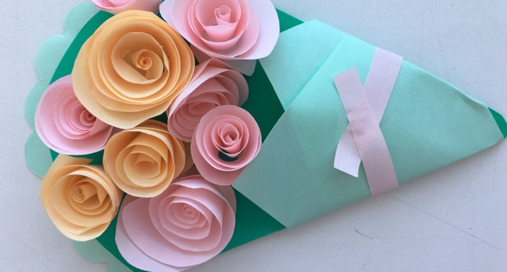Как сделать подарок для мамы из бумаги. Букет для мамы поделка. Цветы из цветной бумаги. Букет из цветной бумаги. Бумажный подарок для мамы.