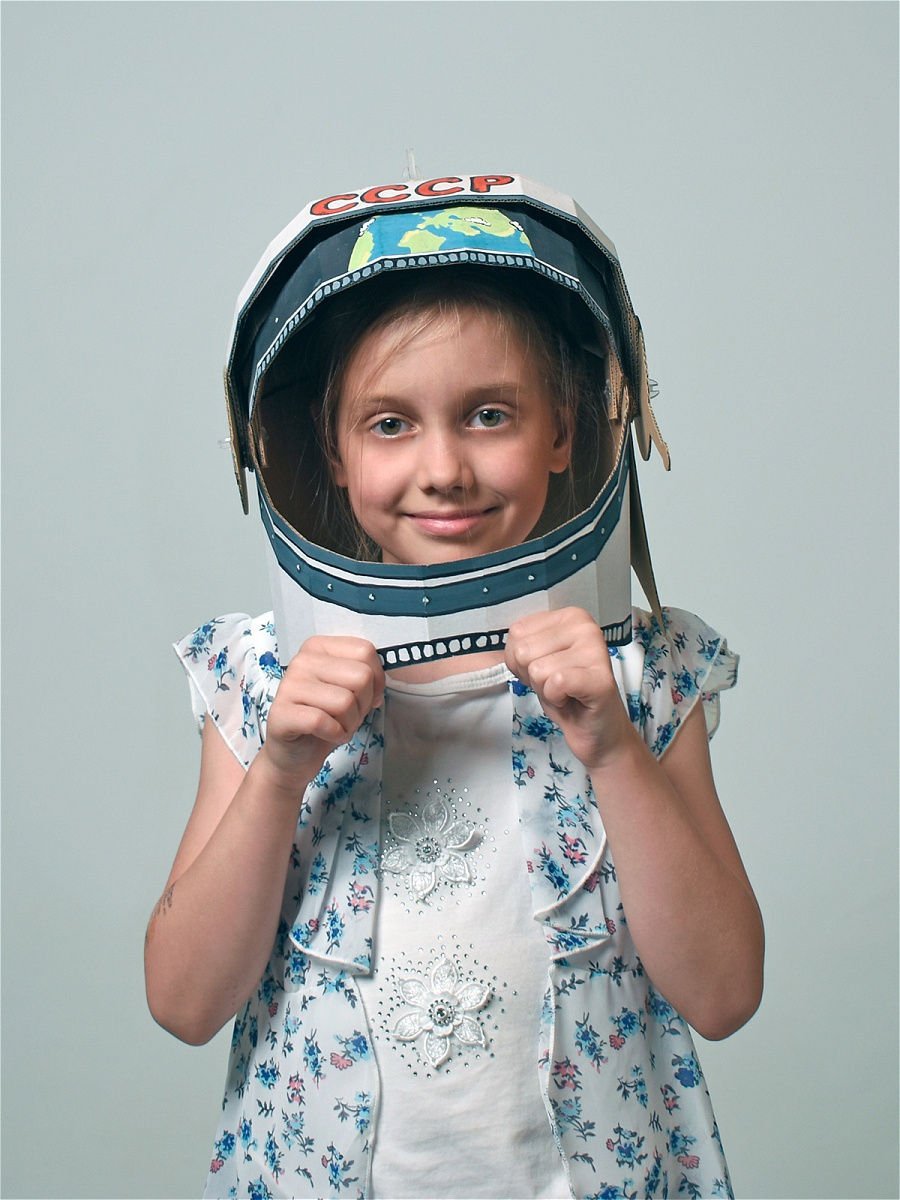 Шлем космонавта из папье маше. Картонный папа шлем Космонавта. Шлем Космонавта из картона. Космонавт своими руками для детей. Шлем Космонавта своими руками для ребенка в детский сад.