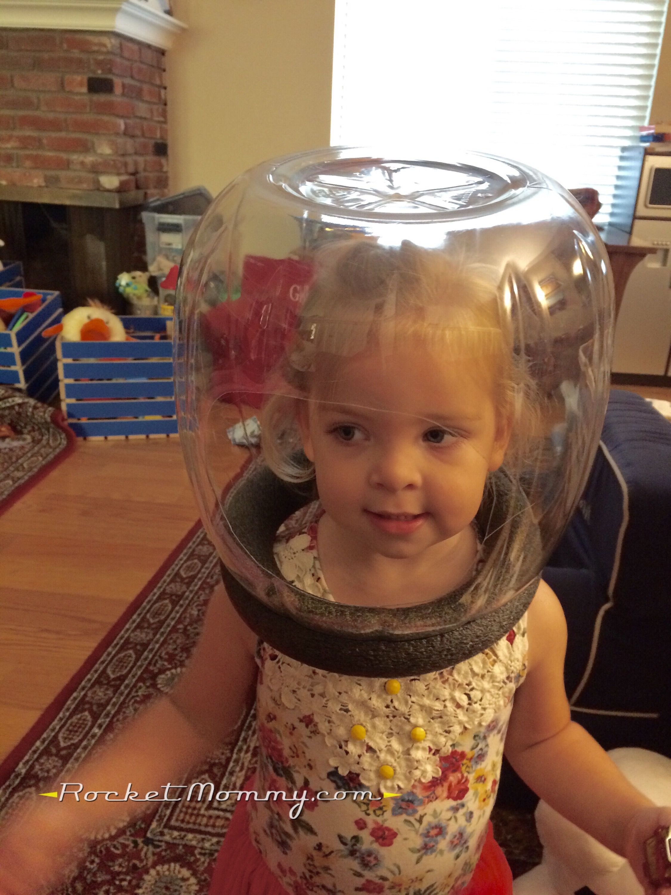 Как сделать скафандр. Космический шлем для ребенка. Шлем Космонавта своими руками для ребенка. Поделка в садик космический шлем. Шлем Космонавта из баклажки.