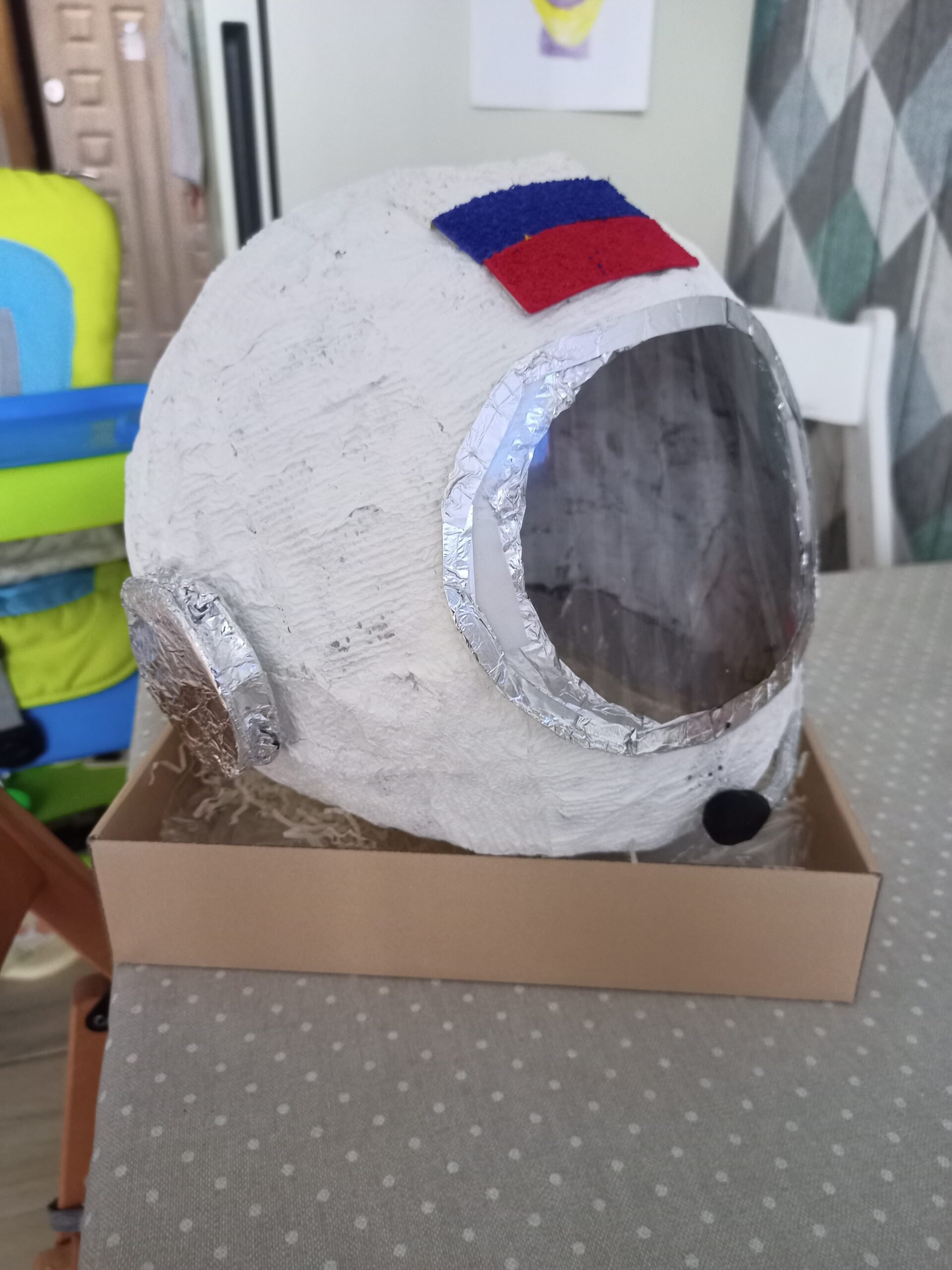 Как сделать шлем космонавта. Шлем Космонавта из термофольги. Шлем Космонавта папье маше. Папье маше шлем Гагарина. Космический шлем.