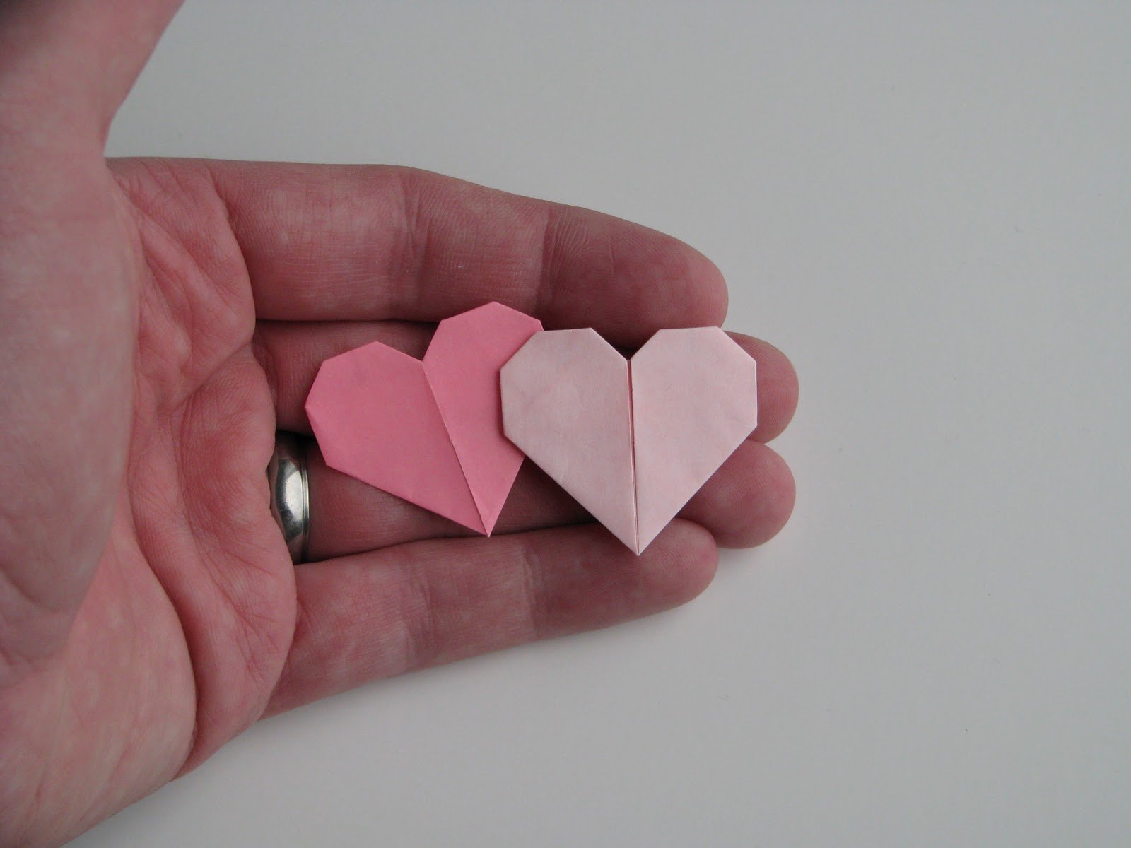 Создать сердце. Сердечко из бумаги. Объемное сердце из бумаги. Бумажное сердечко. Объемные сердечки из бумаги.