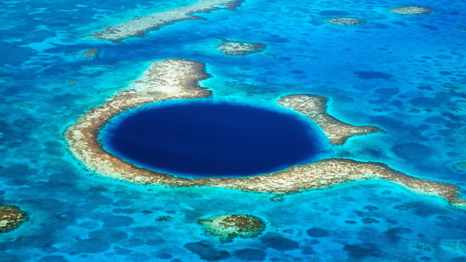 Сами больше море в мире. Барьерный риф Белиз. Юкатан полуостров большая голубая дыра. Большая голубая дыра Белиз. Большая голубая дыра Белиз Центральная Америка.