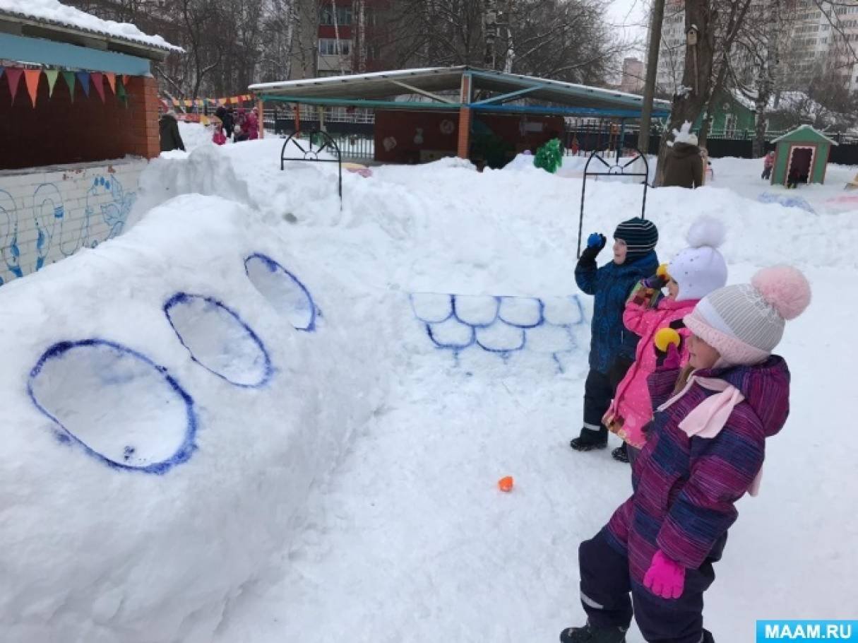 Снежки в сад. Зимние постройки на участке детского сада. Постройки из снега в детском саду. Снежные постройки для метания в детском саду. Снежные постройки в детском саду на участке.