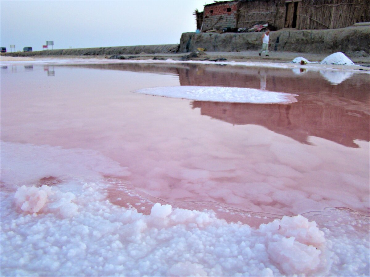 Сточные озера соленые. Озеро Шотт-Эль-Джерид. Соленый озеро Эль Джерид. Соленое озеро Шотт – Мельгир. Соленое озеро в Тунисе.