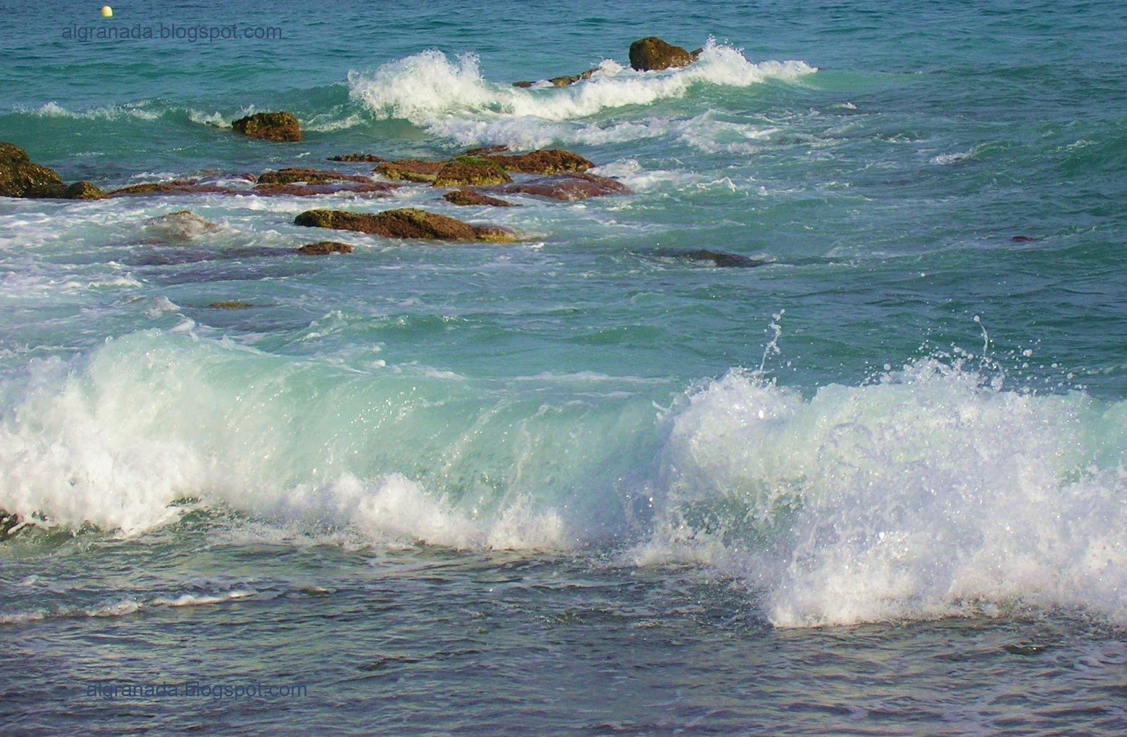 Набегающая время. Набегающая волна Азовское море. Средиземное море волны. Средиземное неспокойное море. Прозрачная волна.
