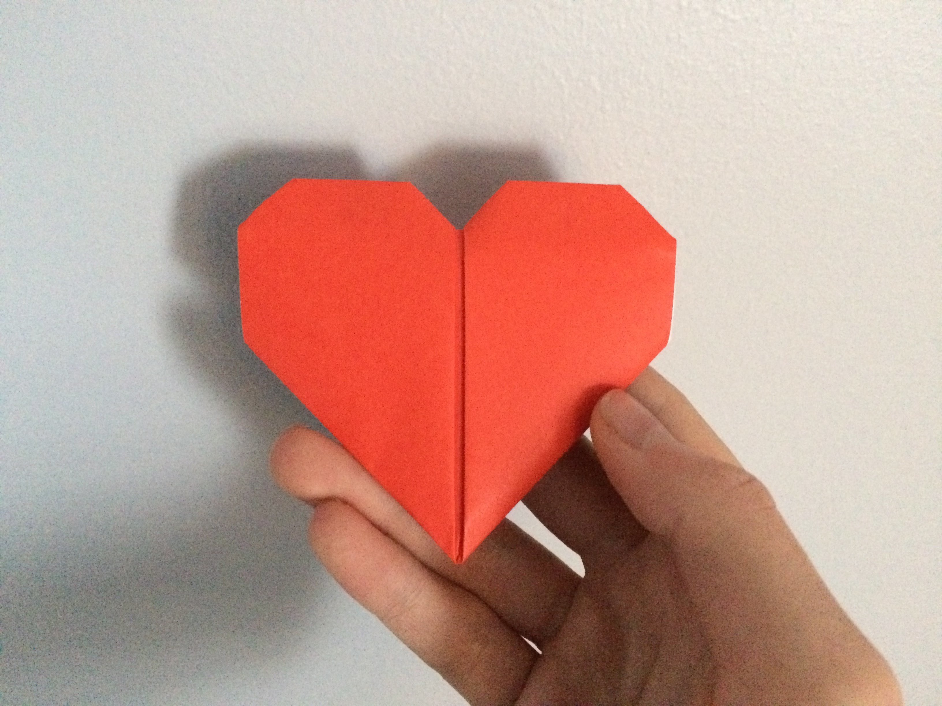 Сердечко из бумаги легко. Оригами сердечко. Объемные сердечки из бумаги. Оригами сердечко объемное. Конструирование сердечко.