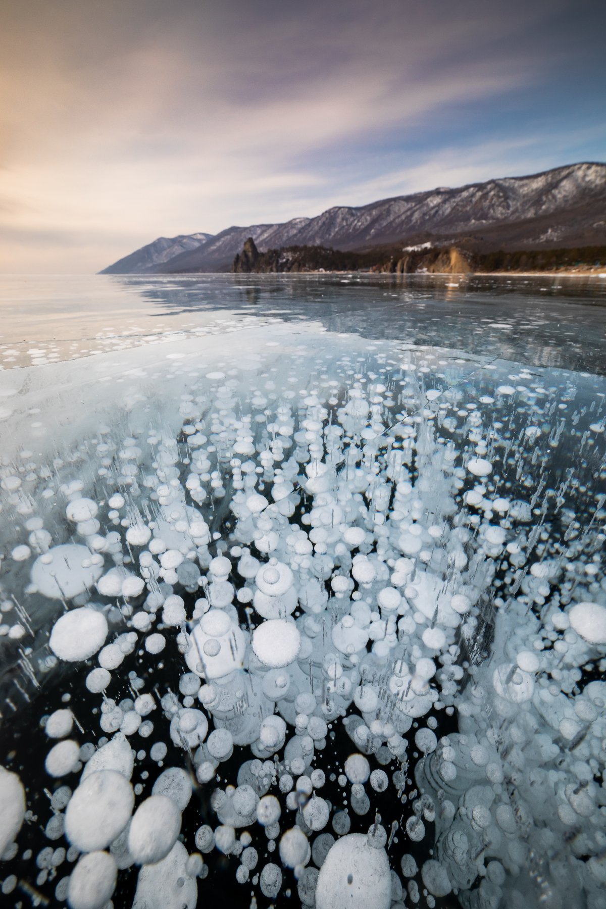 Пузырьки на байкале. Заледенелый Байкал. Метановые пузыри на Байкале. Озеро Байкал лед. Озеро Байкал зимой.