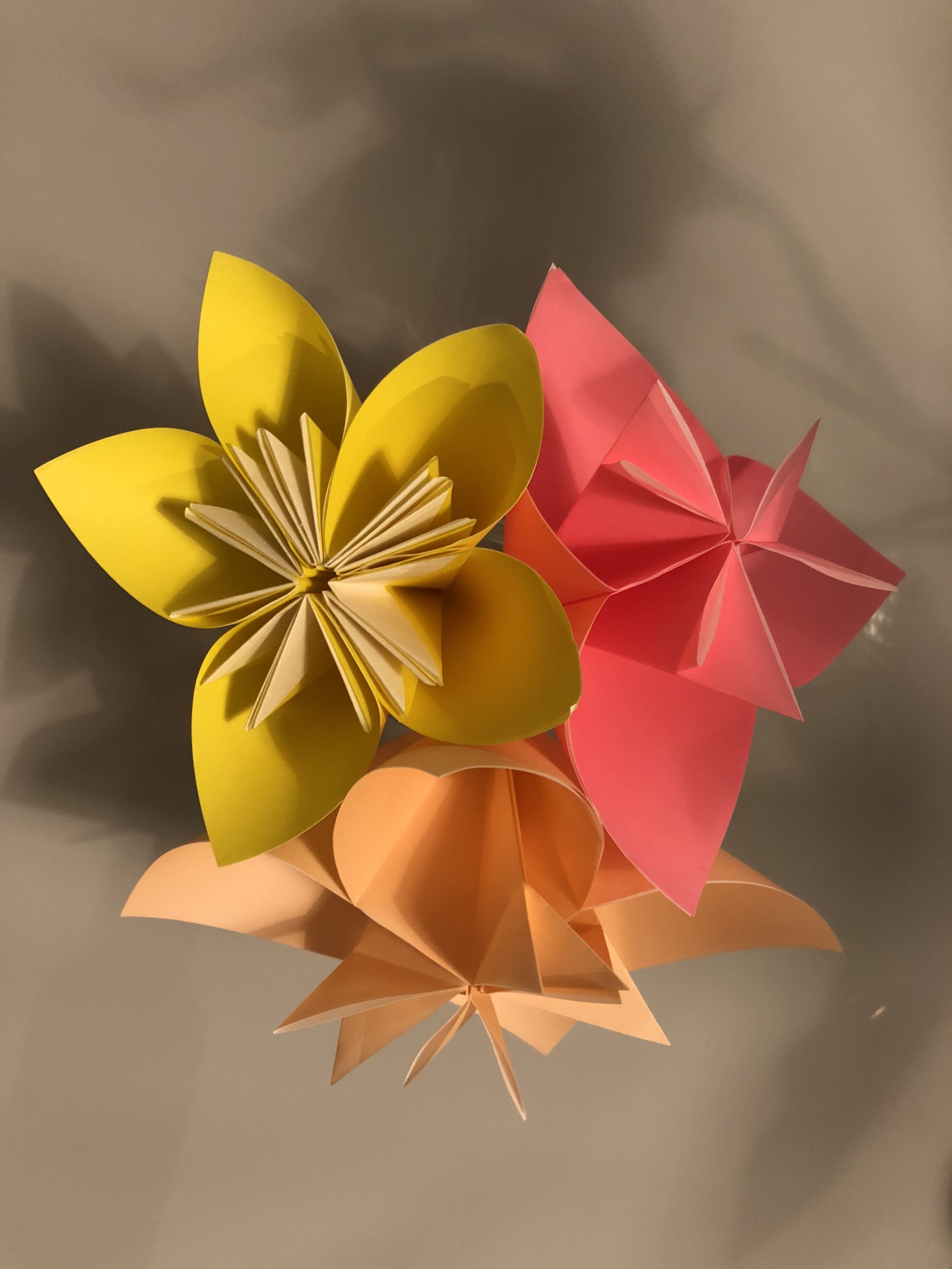 Оригами красивый цветок. Санбук Смит цветы оригами. Цветы оригами Лотус. Оригами цветочек. Цветок оригами простой.