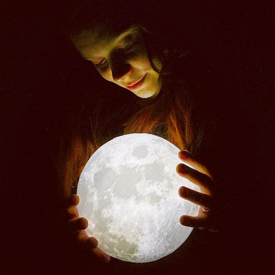 Про девочку луну. Фотосессия с луной. Девушка-Луна. Луна в руках. Счастье Луна.