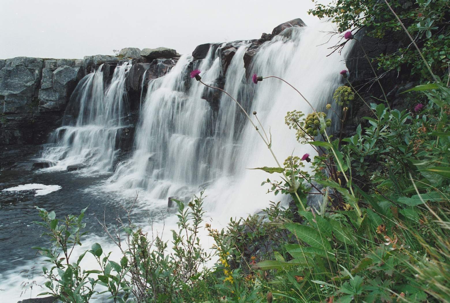 Река самый большой водопад. Водопад Янискенгас, река Кутсайоки,. Водопад Лавна Мурманск. Водопады Кольского полуострова. Водопад на реке Лавна.
