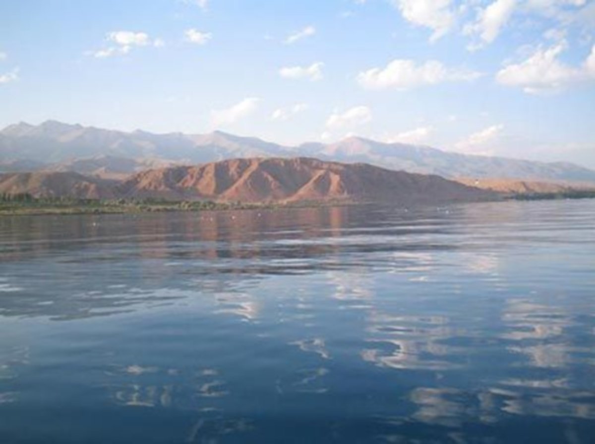 Лоб озеро. Озеро Иссык-Куль Киргизия. Жемчужина Киргизии озеро Иссык-Куль. Озеро Лобнор Китай. Джидалик Киргизия озеро.
