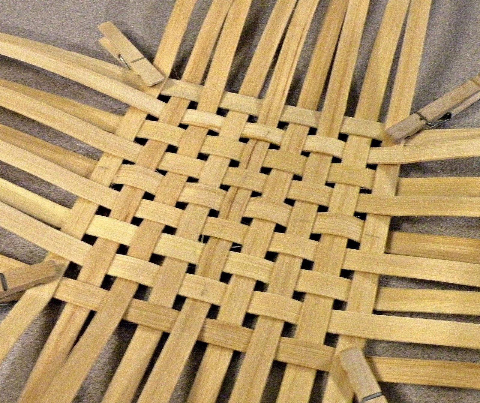Формула для плетения ротангом. Плетение корзин из ротанга. Ротанг для плетения. Ротанг для плетения корзин. Плетеная корзина из бамбука.