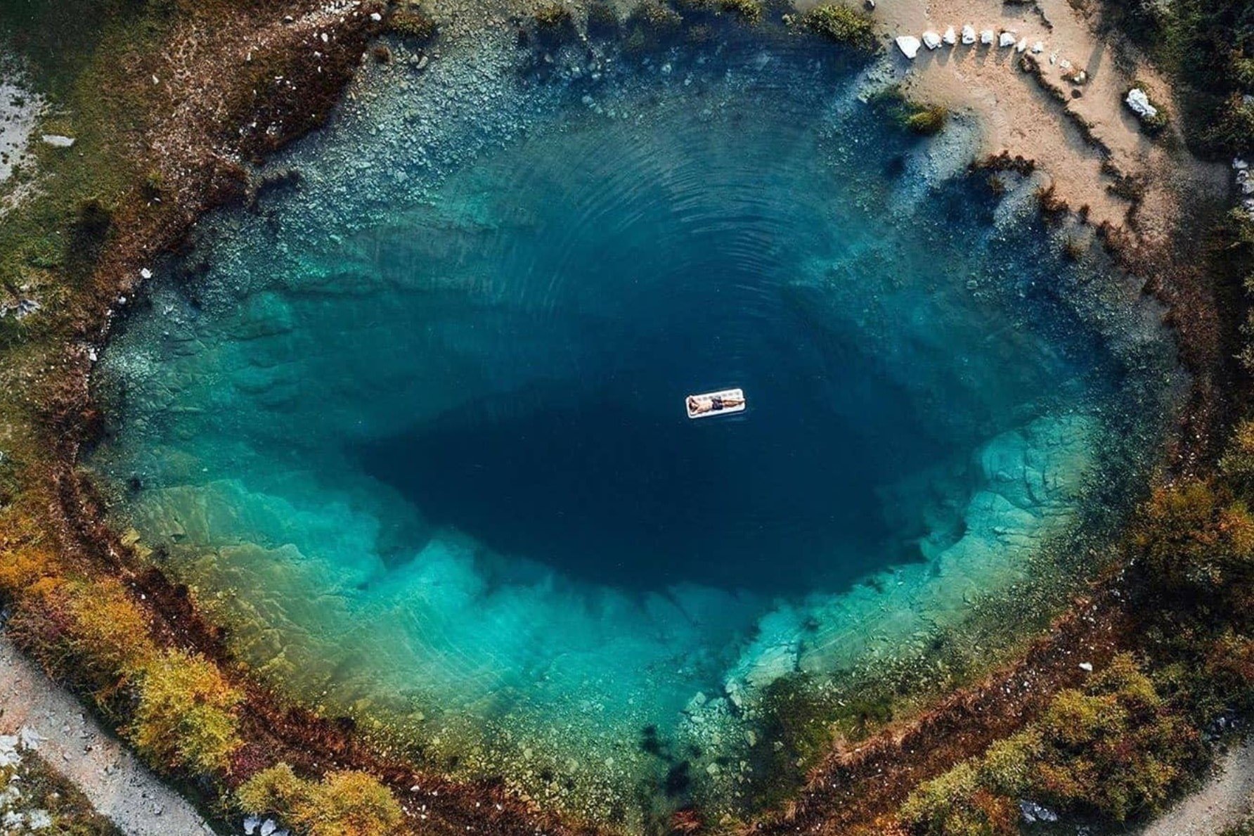 Песня озеро глаза. Озеро Главашево Хорватия. Хорватия, «глаз земли» озеро Главашево. Озеро глаз дракона Хорватия. Озеро глаз дракона Хорватия глубина.