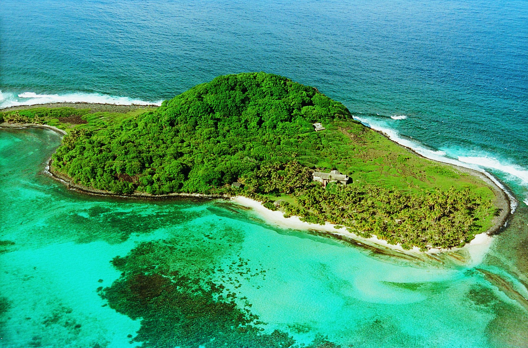 An island off the coast. Sandy Island остров. Остров Сэнди тихий океан. Остров Кеймада-Гранди Бразилия. Сэнди (остров, Питкэрн).