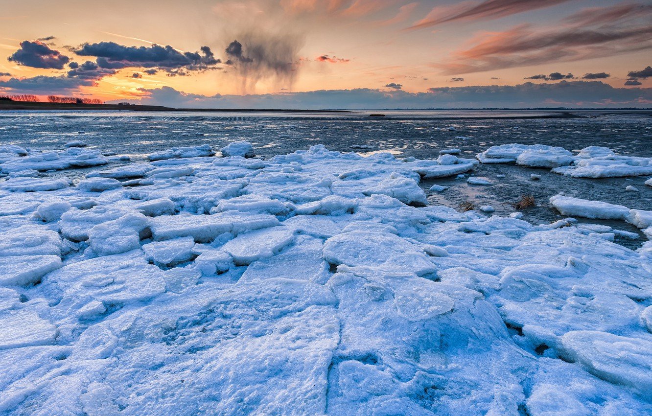 Лед на море. Море покрытое льдом. Ледяное море. Ледяное побережье.