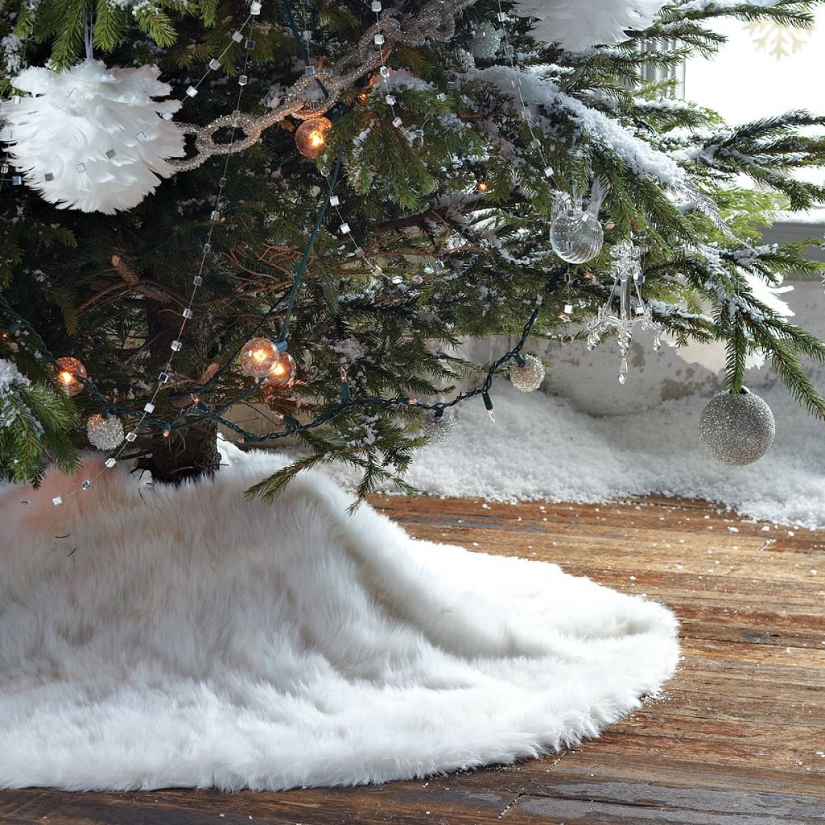 Имитация снега под елкой