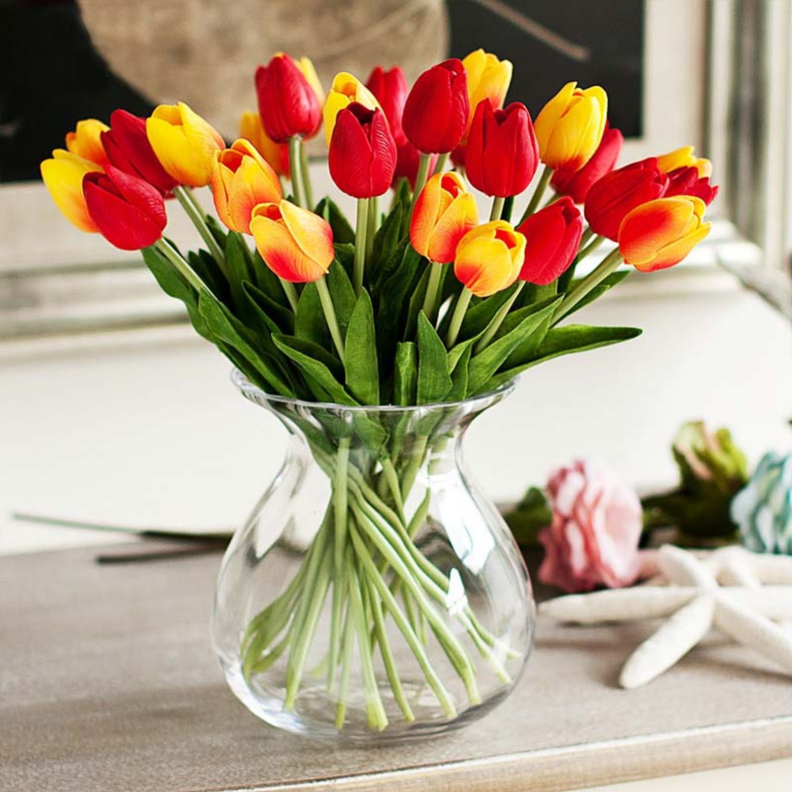 Сколько воды наливать тюльпанам в вазе. Тюльпаны в вазе. Букет тюльпанов в вазе. Разноцветные тюльпаны в вазе. Тюльпаны в прозрачной вазе.