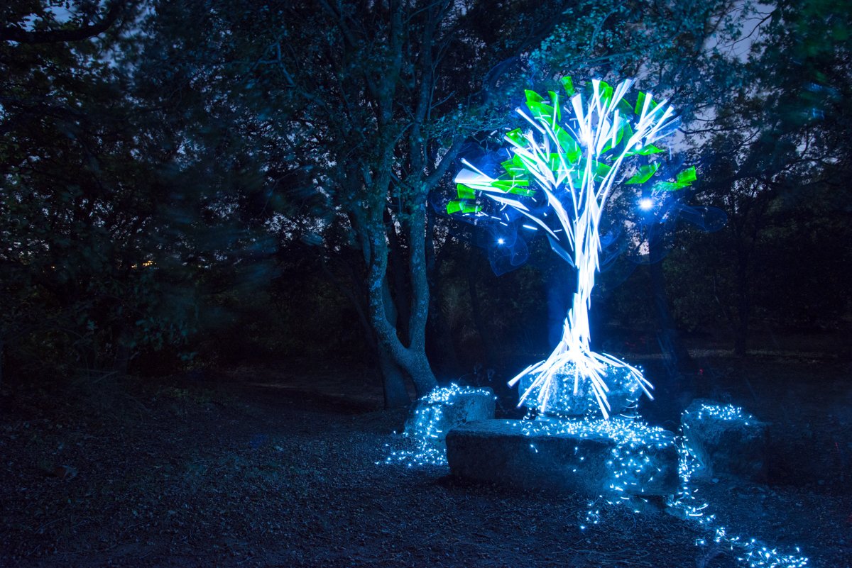 Декоративное дерево с подсветкой