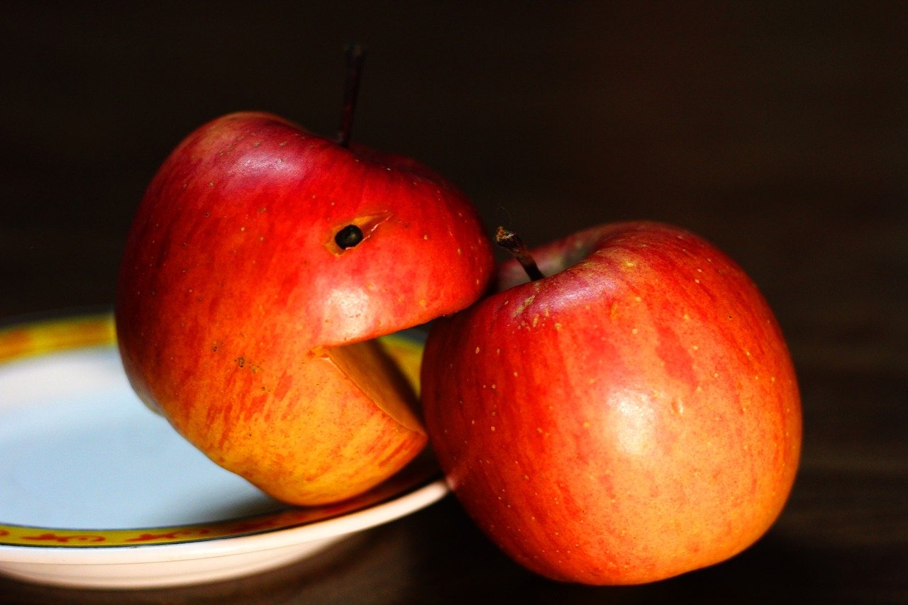 Ела вкусные яблоки. Кортланд сорт яблок. Вкусное яблоко. Яблоко аппетитное. Красивое и вкусное яблочко.
