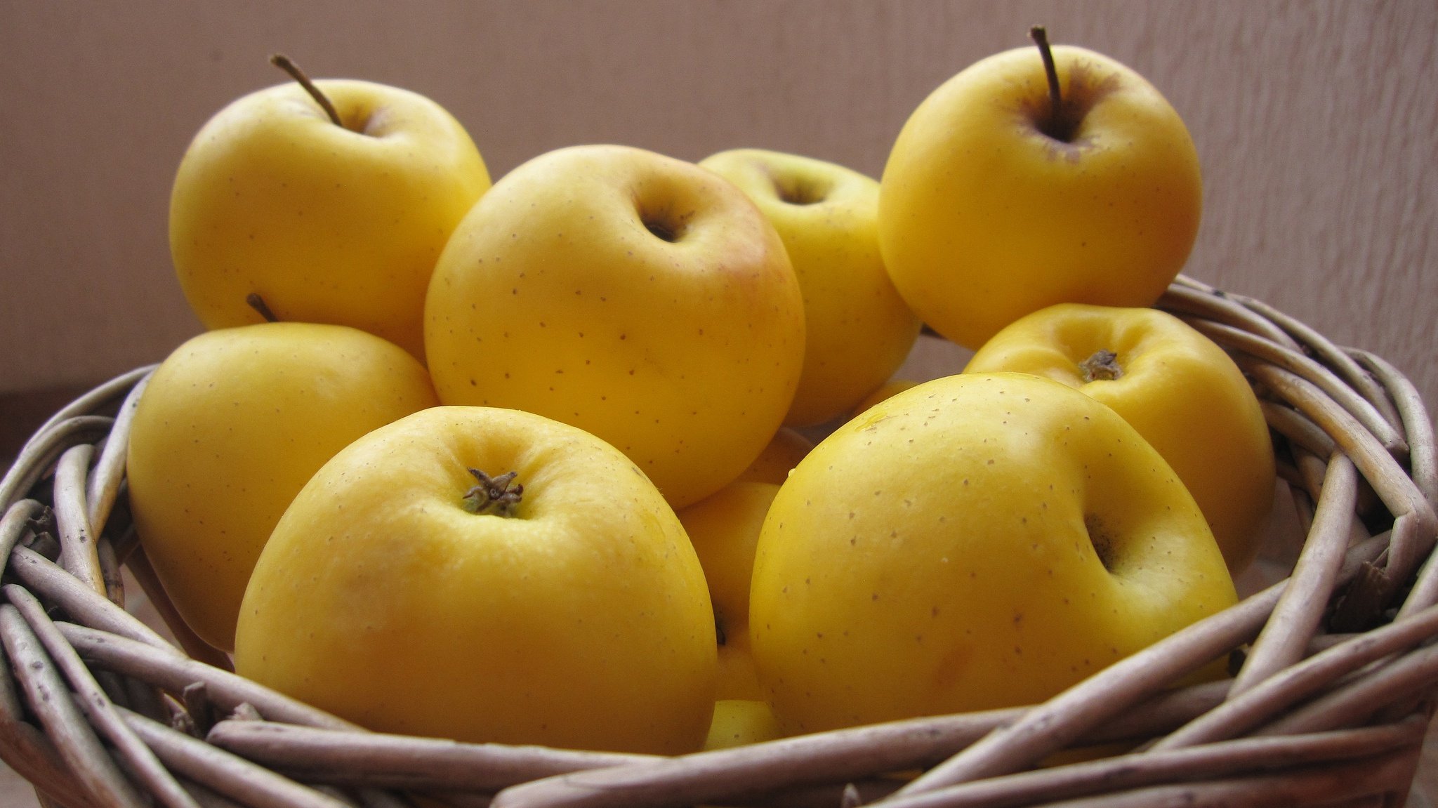 К чему снятся красивые яблоки. Голден Делишес. Желтый фрукт. Яблоко. Яблоки Голден.