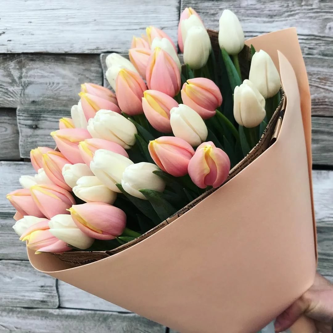 Большой красивый букет тюльпанов