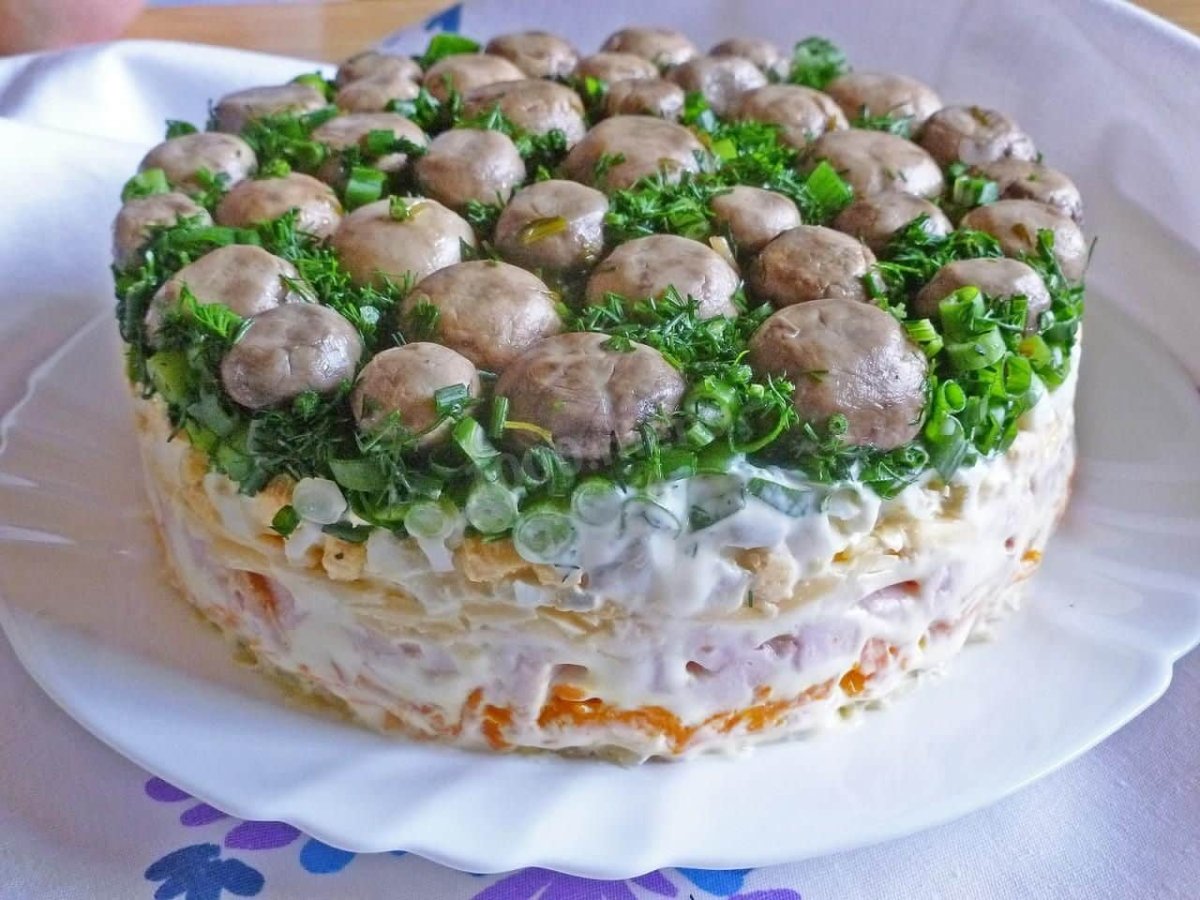 Салат полянка с шампиньонами